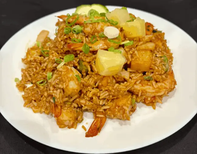 Riz frit aux ananas